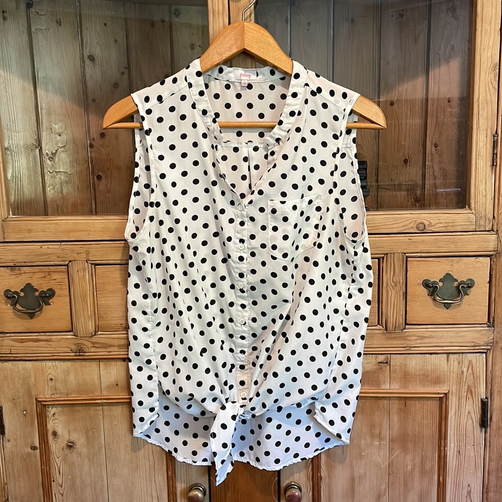 Pixley size Large polka dot tie front top.